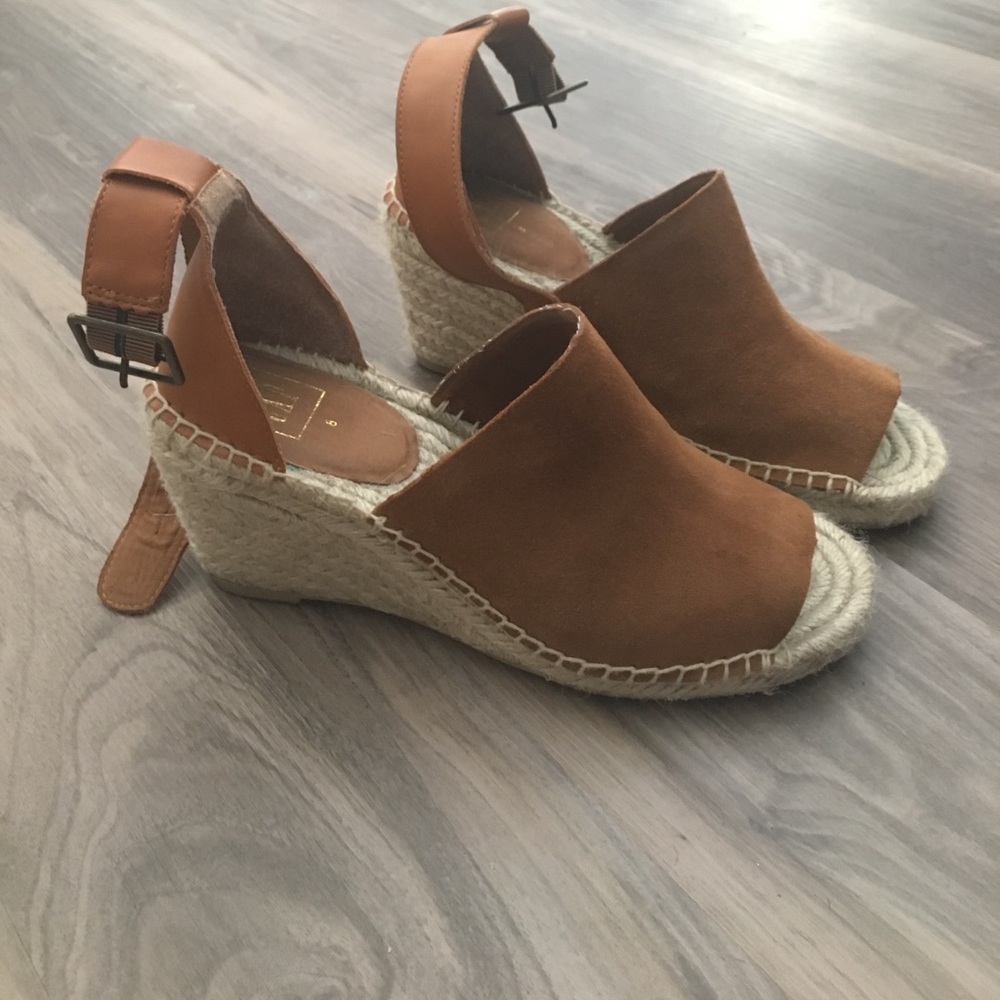 Gap Camel colored wedges